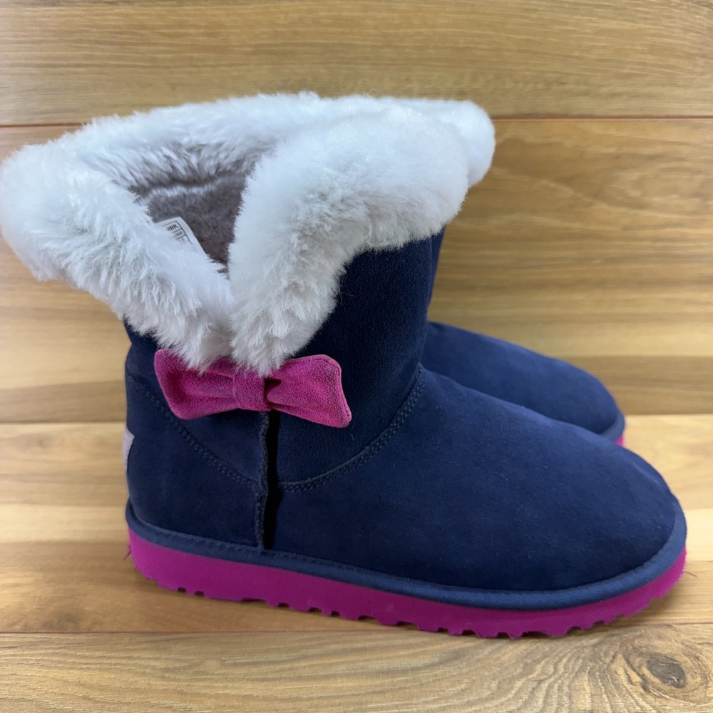UGG Bow Short Boots Youth Big Girls Size 6 Navy Blue Suede Magenta Bow Sherpa